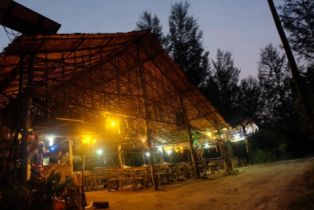 Hotel Mr. Chuoi Bar And Hut à Ko Phra Thong Extérieur photo