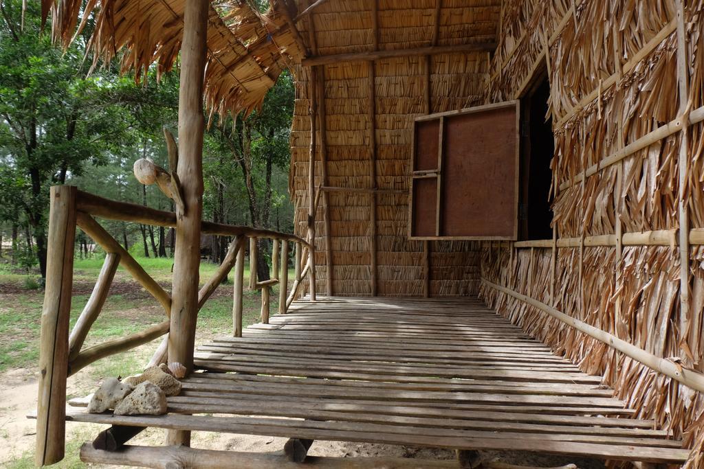 Hotel Mr. Chuoi Bar And Hut à Ko Phra Thong Extérieur photo