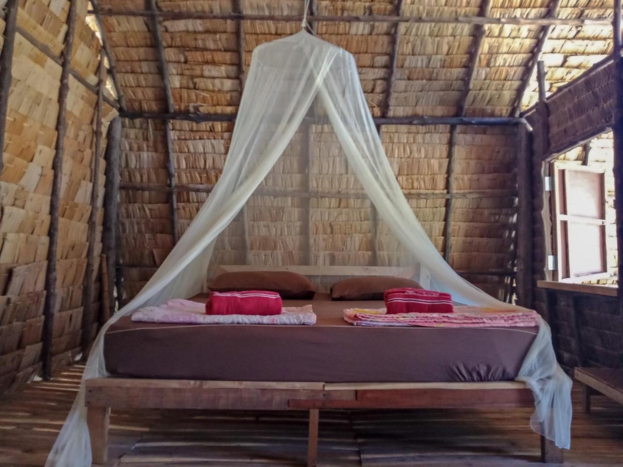 Hotel Mr. Chuoi Bar And Hut à Ko Phra Thong Extérieur photo